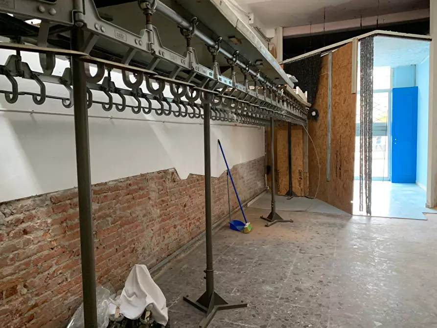 Immagine 9 di Attività commerciale in affitto  in via nazionale a Lucca