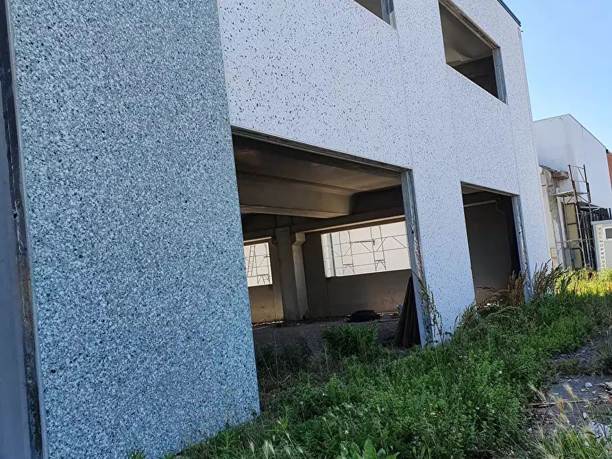 Immagine 10 di Attività commerciale in affitto  in Via Romana a Lucca