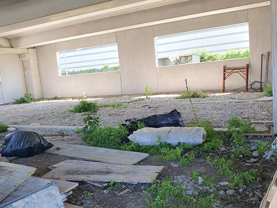 Immagine 3 di Attività commerciale in affitto  in Via Romana a Lucca