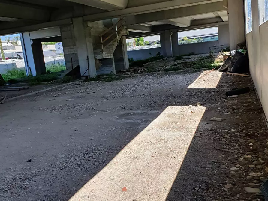 Immagine 4 di Attività commerciale in affitto  in Via Romana a Lucca