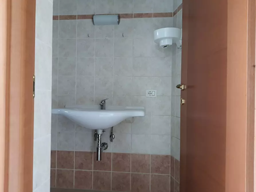 Immagine 9 di Attività commerciale in affitto  in Via Luigi Calvani a Castelfranco Di Sotto