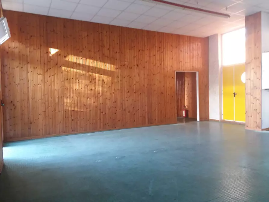 Immagine 2 di Attività commerciale in affitto  in di vittorio a San Giuliano Terme