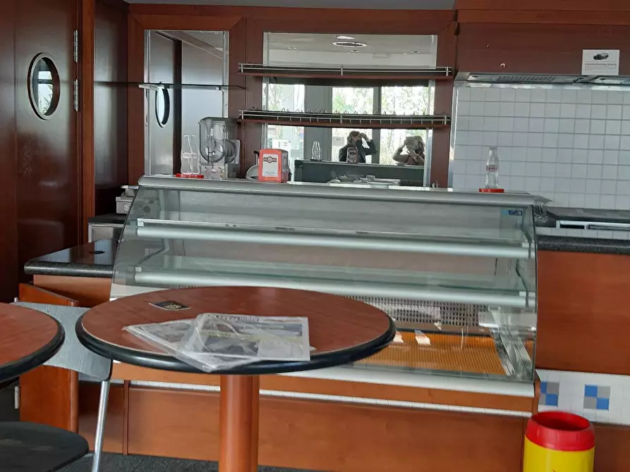 Immagine 2 di Attività commerciale in affitto  in largo giovannini a San Giuliano Terme