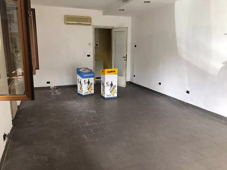 Immagine 2 di Attività commerciale in affitto  in via della pace a Massarosa