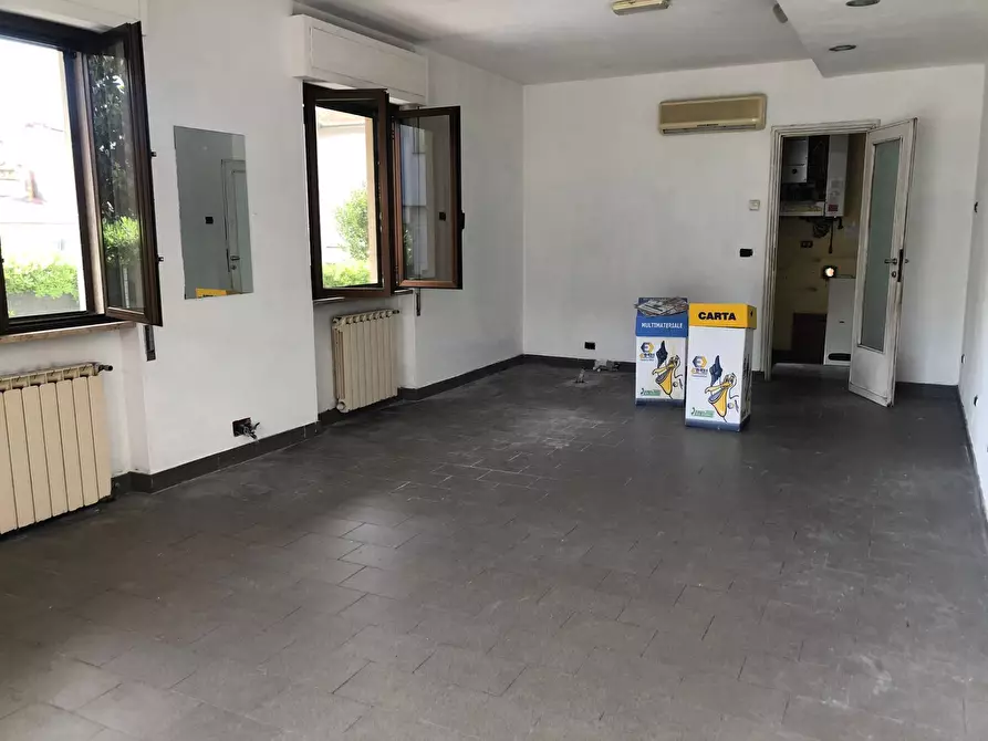 Immagine 3 di Attività commerciale in affitto  in via della pace a Massarosa