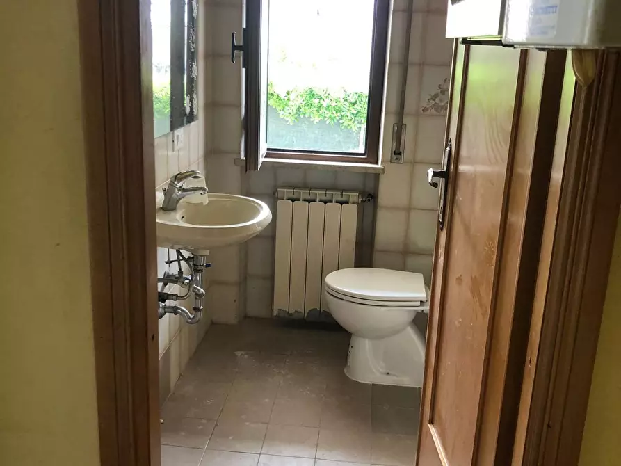 Immagine 4 di Attività commerciale in affitto  in via della pace a Massarosa