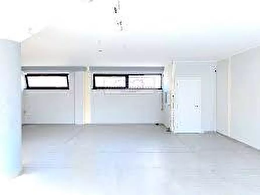 Immagine 2 di Attività commerciale in affitto  in lammari a Capannori