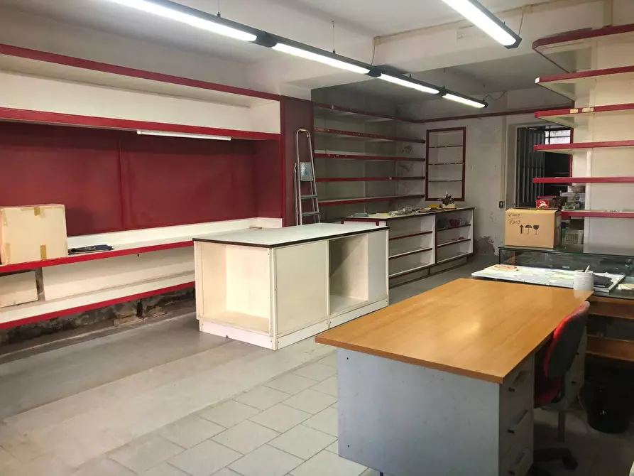 Immagine 2 di Attività commerciale in affitto  in via del porto a Massarosa