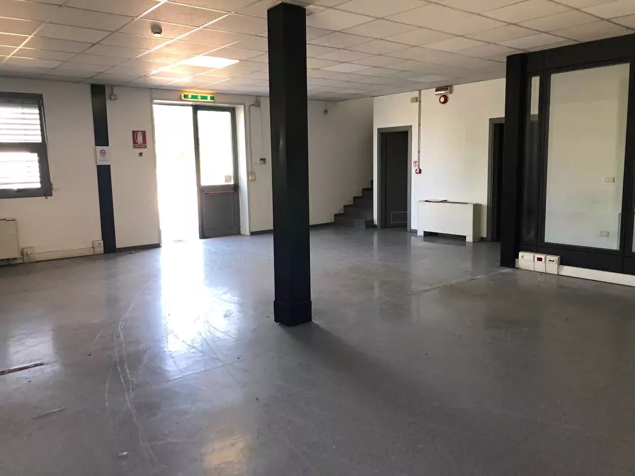 Immagine 4 di Attività commerciale in affitto  in Via giuseppe duccini a Massarosa