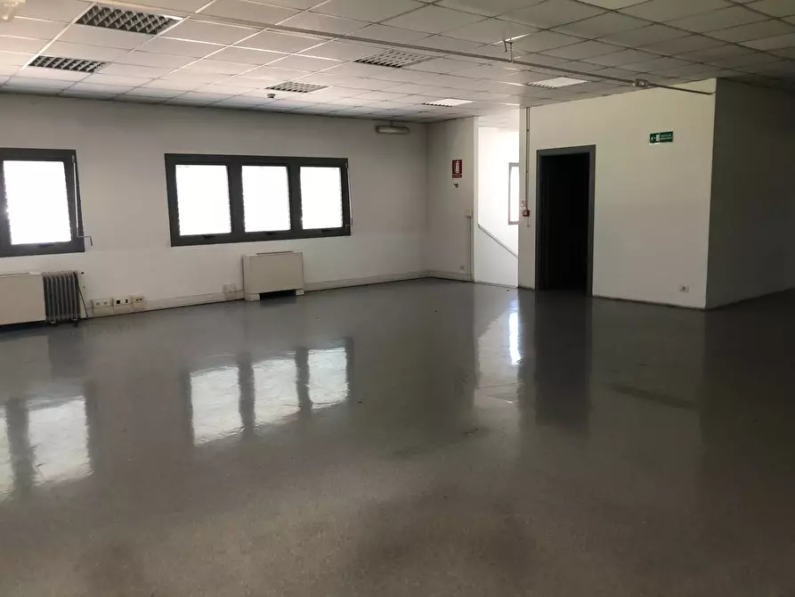 Immagine 10 di Attività commerciale in affitto  in Via giuseppe duccini a Massarosa