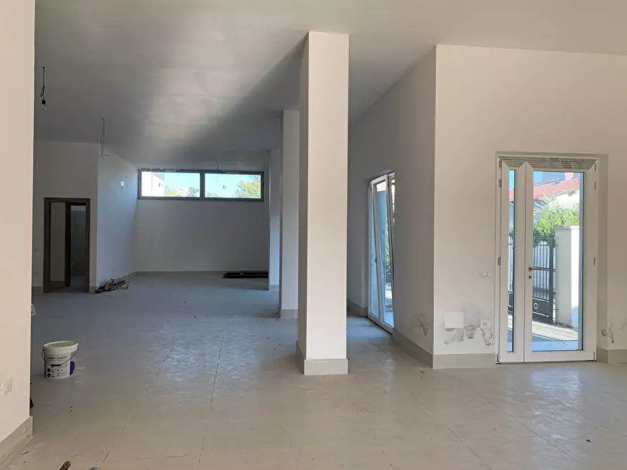 Immagine 5 di Attività commerciale in affitto  in Via Pontenuovo a Pietrasanta