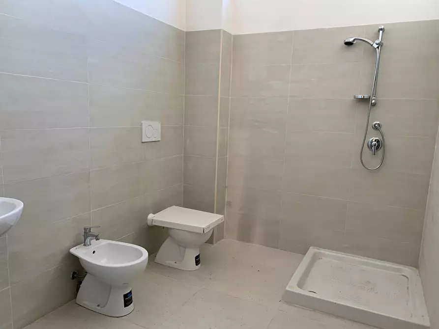 Immagine 9 di Attività commerciale in affitto  in Via Pontenuovo a Pietrasanta