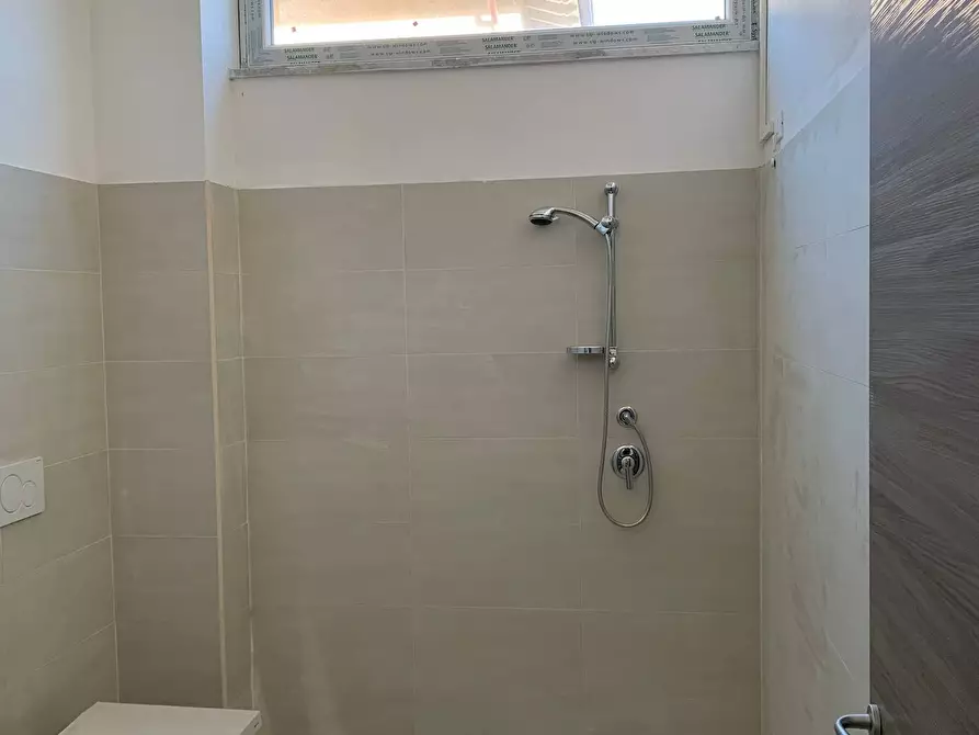 Immagine 13 di Attività commerciale in affitto  in Via Pontenuovo a Pietrasanta