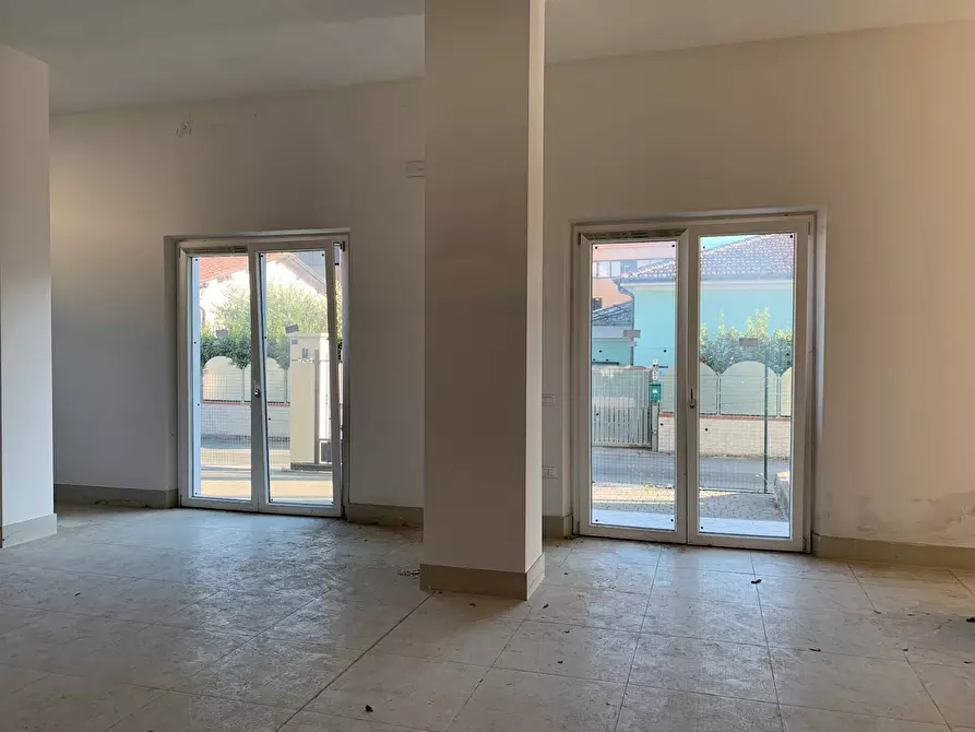 Immagine 15 di Attività commerciale in affitto  in Via Pontenuovo a Pietrasanta