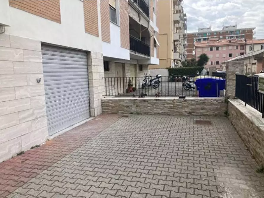 Immagine 1 di Box auto in affitto  in via zola a Livorno