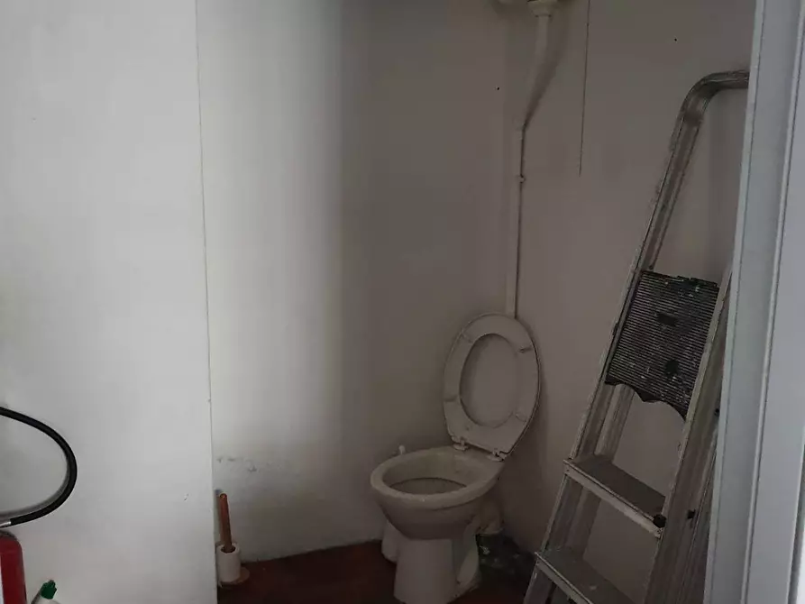 Immagine 7 di Attività commerciale in affitto  in San Marco a Lucca