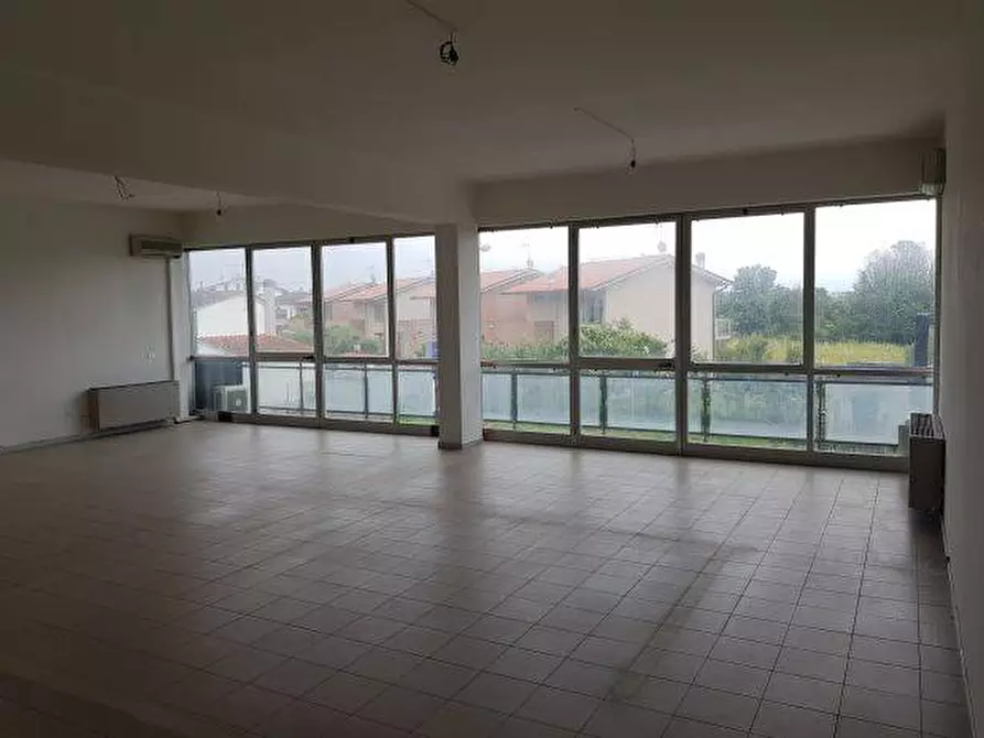 Immagine 3 di Attività commerciale in affitto  in via che guevara a San Giuliano Terme