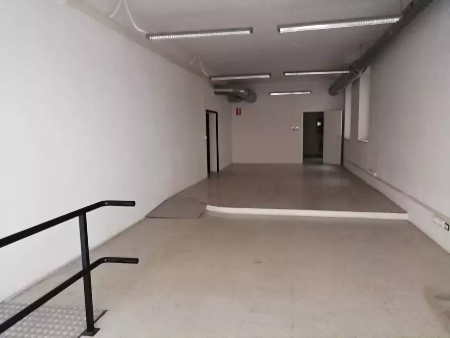 Immagine 4 di Attività commerciale in affitto  in Via Carlo Cattaneo a Pisa