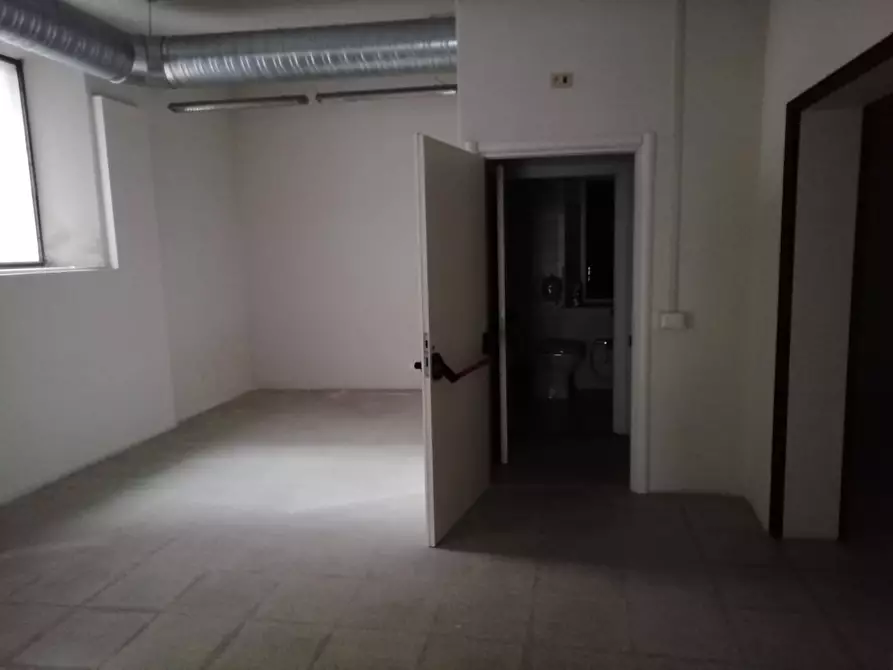 Immagine 5 di Attività commerciale in affitto  in Via Carlo Cattaneo a Pisa