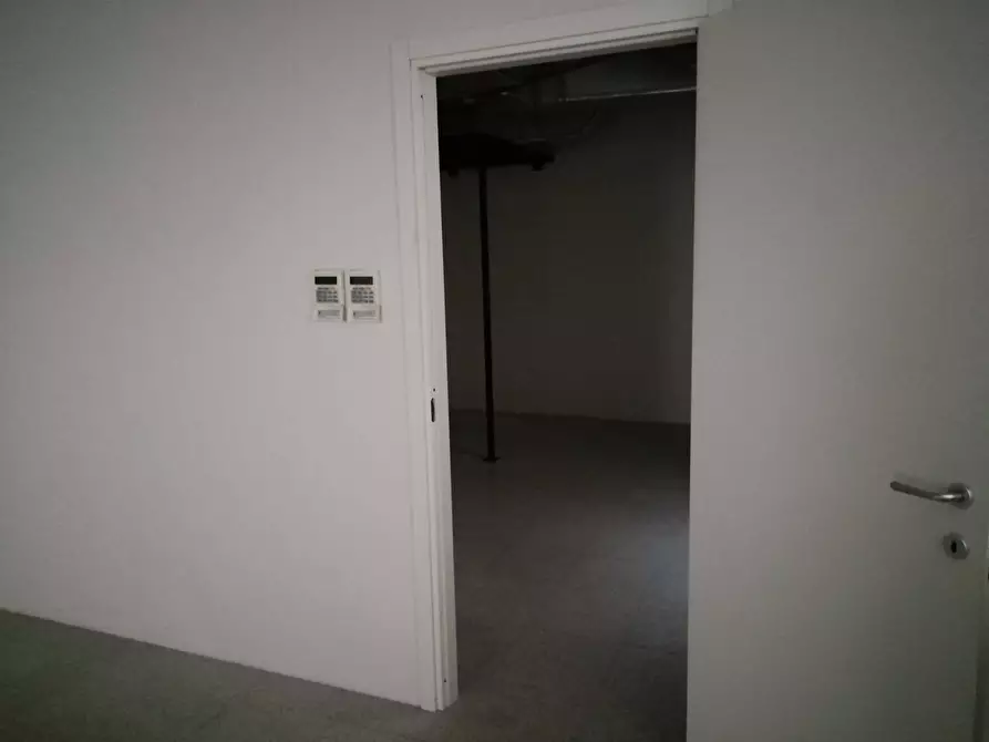 Immagine 6 di Attività commerciale in affitto  in Via Carlo Cattaneo a Pisa