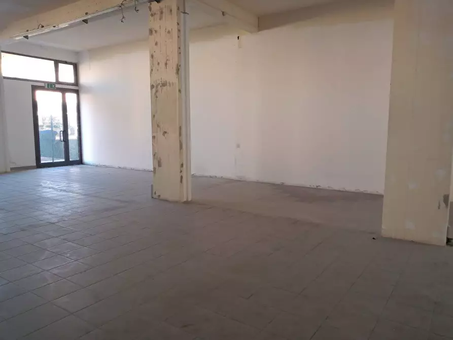 Immagine 9 di Attività commerciale in affitto  in Via Dell'Olmo a Pontedera