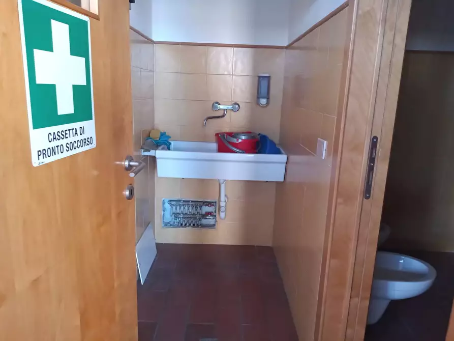 Immagine 23 di Attività commerciale in affitto  in Via Dell'Olmo a Pontedera