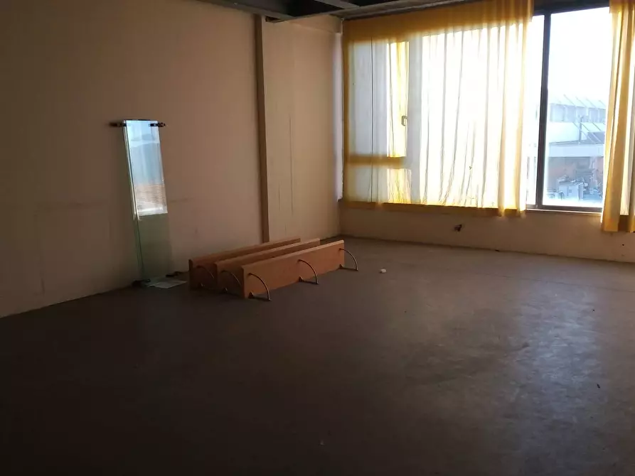 Immagine 16 di Attività commerciale in affitto  in Via Dell'Olmo a Pontedera