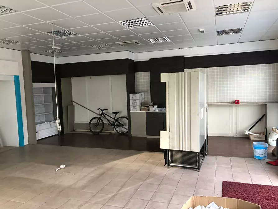 Immagine 1 di Attività commerciale in affitto  in via tosco romagnola a Cascina