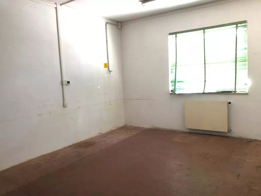 Immagine 15 di Attività commerciale in vendita  in Via Sarzanese Sud a Massarosa