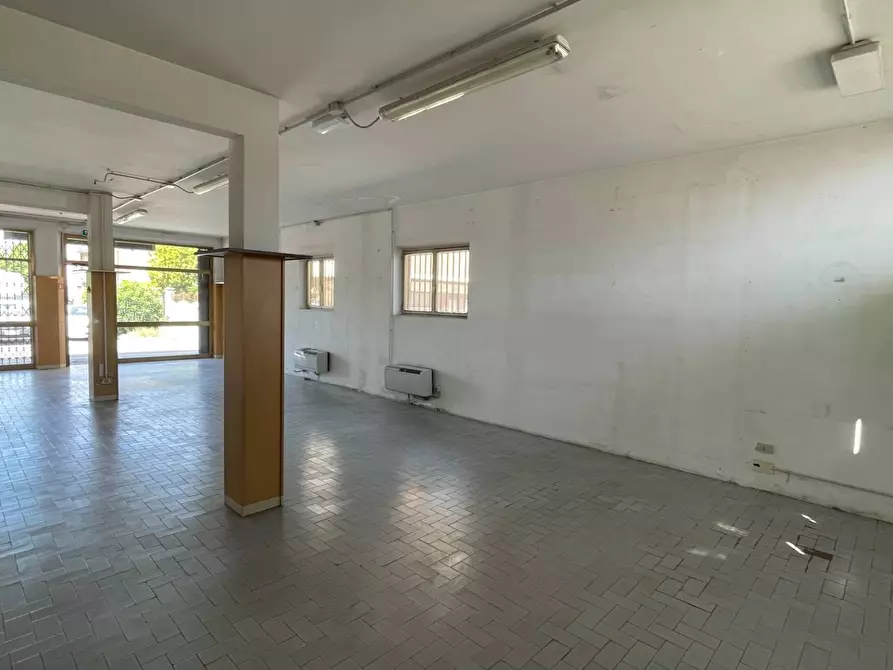 Immagine 3 di Attività commerciale in affitto  in piazza giorgio pira a Cascina