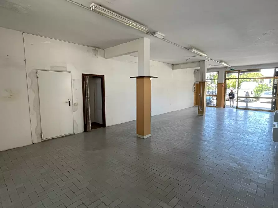 Immagine 4 di Attività commerciale in affitto  in piazza giorgio pira a Cascina