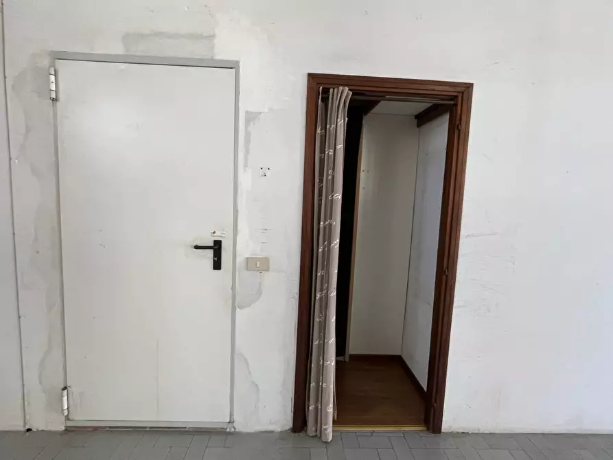 Immagine 5 di Attività commerciale in affitto  in piazza giorgio pira a Cascina