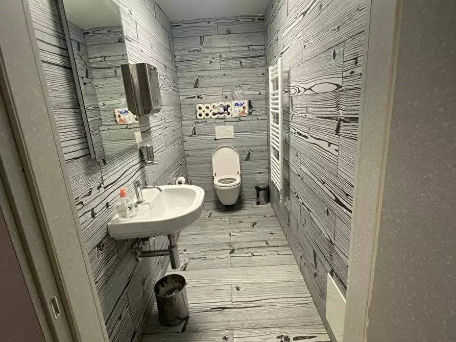 Immagine 4 di Attività commerciale in vendita  in Corso Italia a Pisa