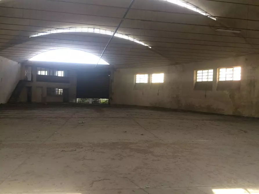 Immagine 2 di Attività commerciale in vendita  a Lucca