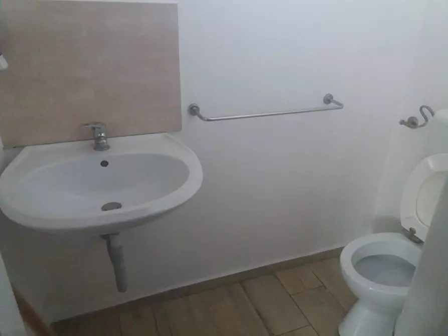 Immagine 5 di Attività commerciale in affitto  in via calcesana a San Giuliano Terme