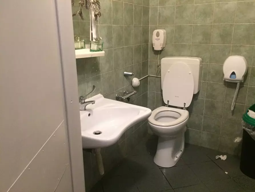 Immagine 4 di Attività commerciale in vendita  in Piazza Arcivescovado a Pisa