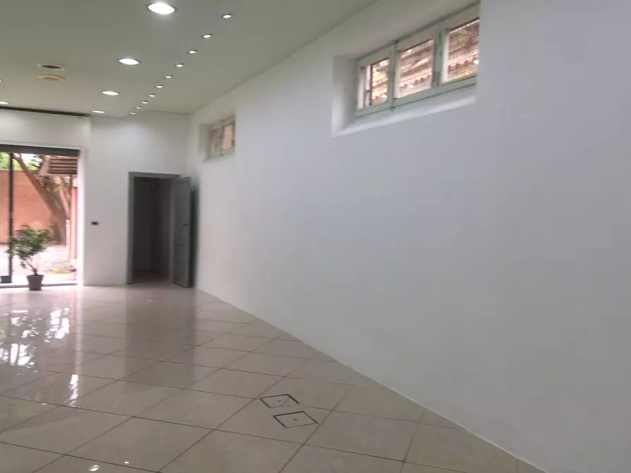 Immagine 2 di Attività commerciale in affitto  in Via Roma a Pisa