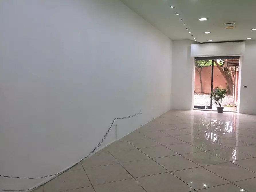 Immagine 3 di Attività commerciale in affitto  in Via Roma a Pisa