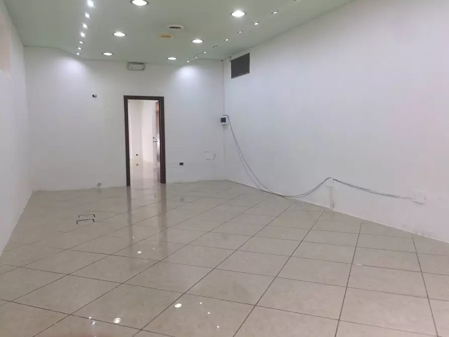 Immagine 4 di Attività commerciale in affitto  in Via Roma a Pisa