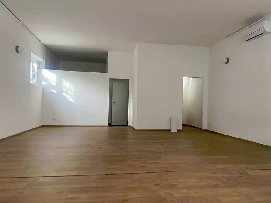 Immagine 4 di Attività commerciale in vendita  in Via Marco Mastacchi a Livorno
