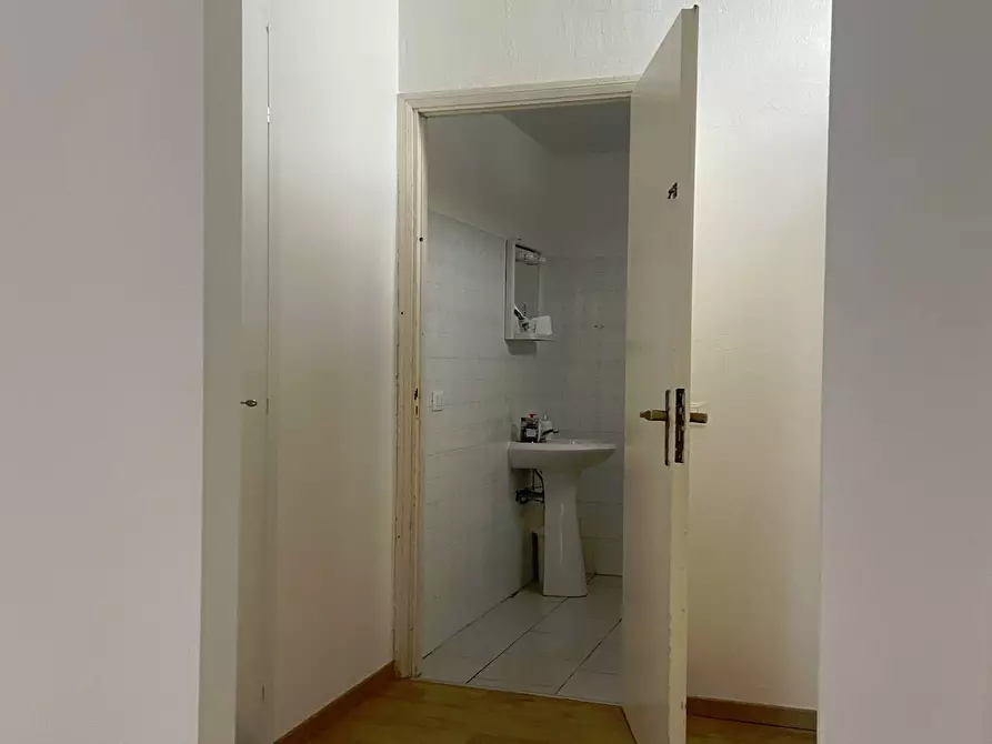 Immagine 5 di Attività commerciale in vendita  in Via Marco Mastacchi a Livorno