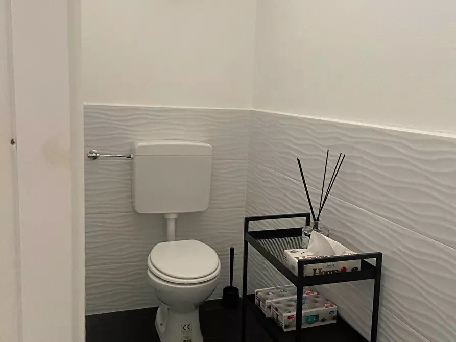 Immagine 9 di Attività commerciale in vendita  in Via Marco Mastacchi a Livorno