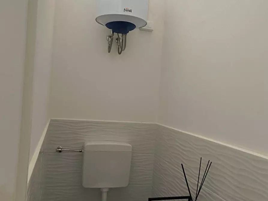 Immagine 10 di Attività commerciale in vendita  in Via Marco Mastacchi a Livorno