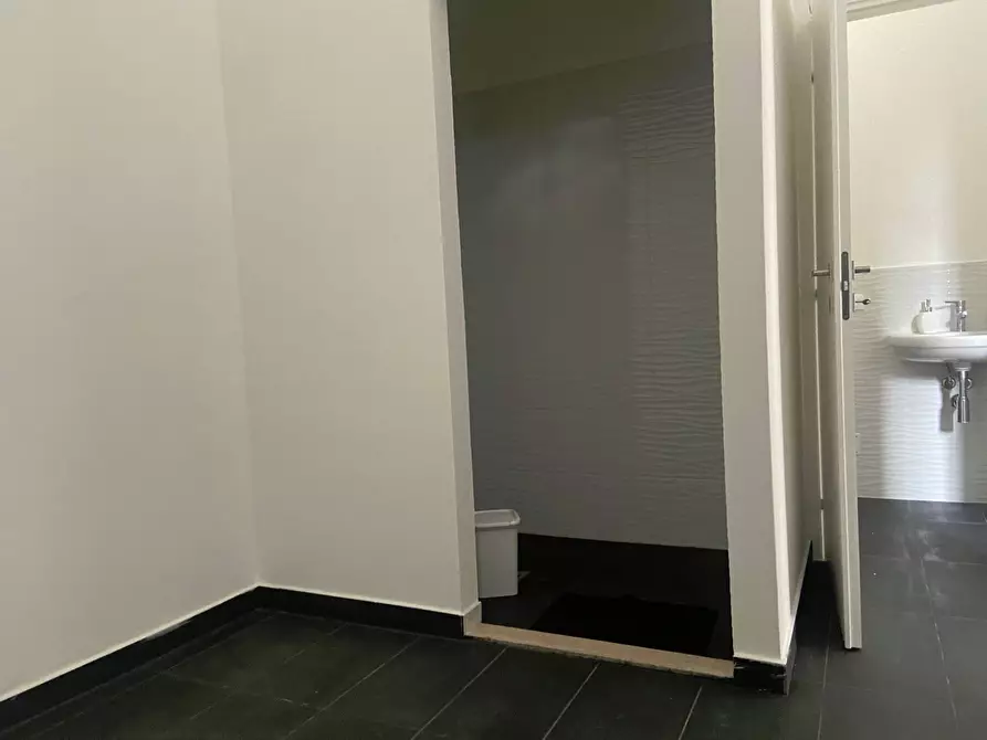 Immagine 11 di Attività commerciale in vendita  in Via Marco Mastacchi a Livorno