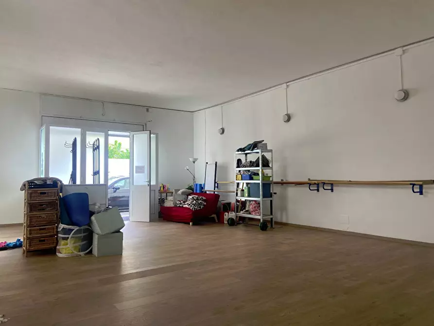 Immagine 3 di Attività commerciale in vendita  in Via Marco Mastacchi a Livorno