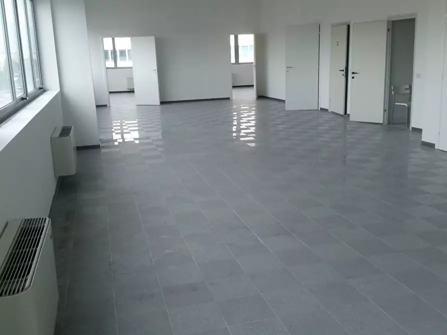 Immagine 2 di Attività commerciale in affitto  in via tegulaia a Pisa