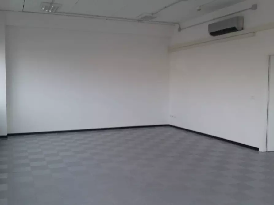 Immagine 3 di Attività commerciale in affitto  in via tegulaia a Pisa