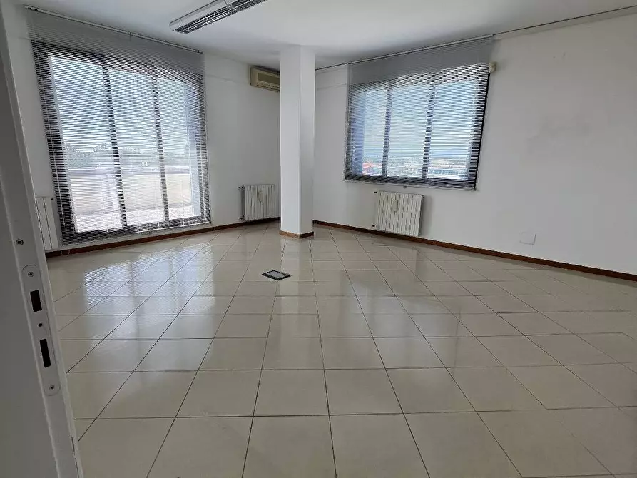 Immagine 4 di Attività commerciale in affitto  in via di MTegulaia a Pisa