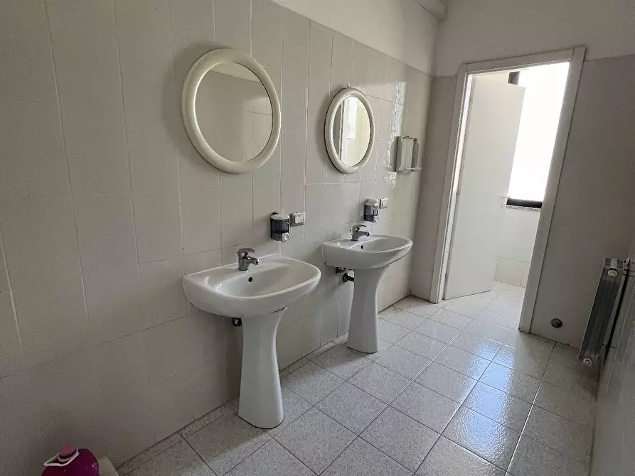 Immagine 6 di Attività commerciale in affitto  in via di MTegulaia a Pisa