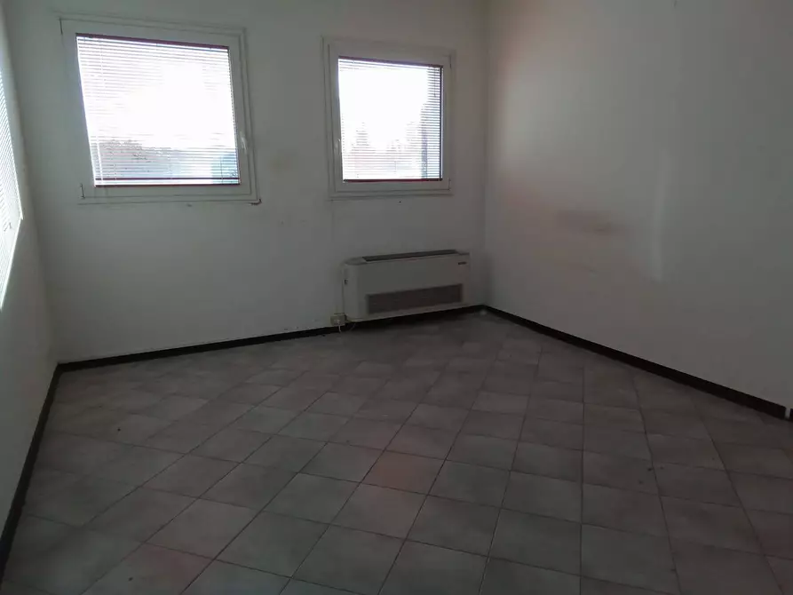 Immagine 4 di Ufficio in affitto  in Via Muratori a Livorno